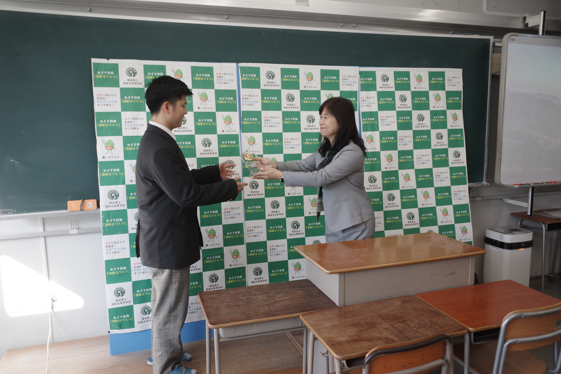 2025-12-23_09-28-59_000