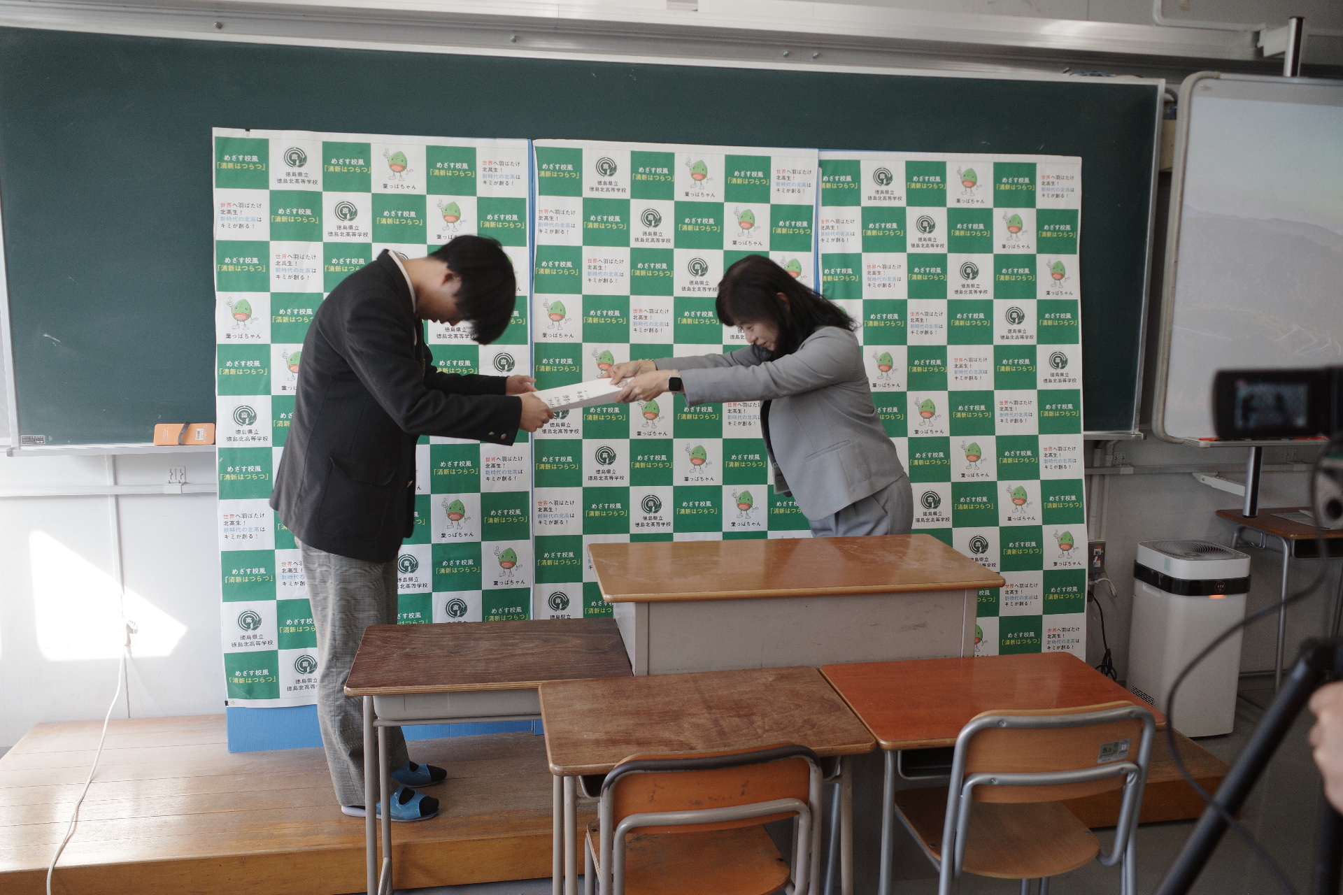 2025-12-23_09-29-20_000